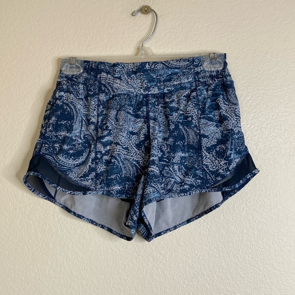 Lululemon Hotty Hot shorts women’s 6 six blue paisley VGUC